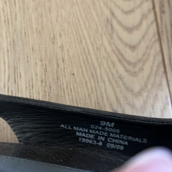 Grey slingbacks. 2.5 inch approx heel. Maybe worn once. - Picture 3 of 5